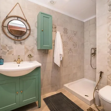 Aradena Traditional House 4 *