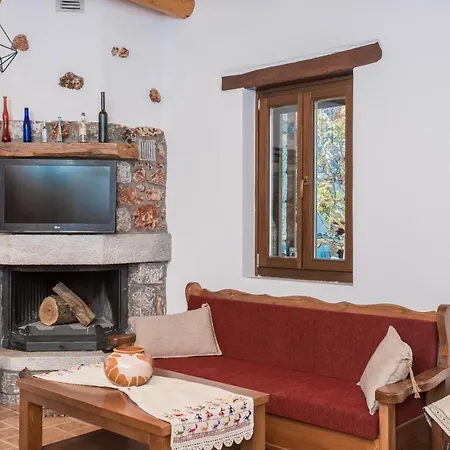 Aradena Traditional House 4 *