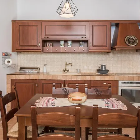 Aradena Traditional House 4 *